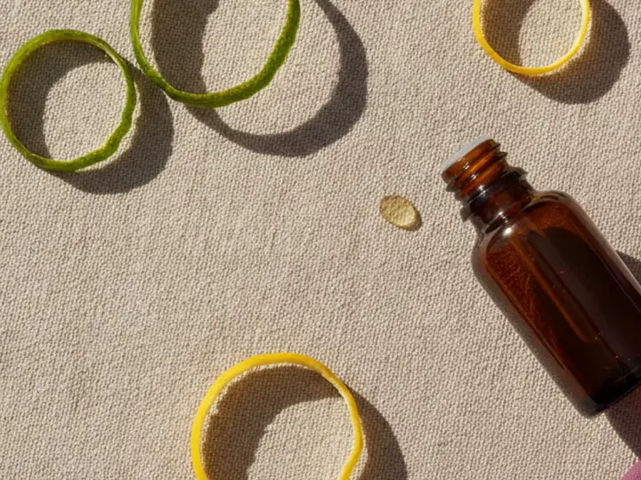 Ces huiles essentielles qui marquent la peau au soleil, et le délai à respecter