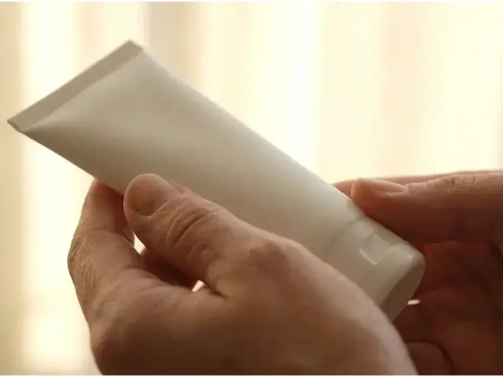 Crèmes solaires à éviter : comment lire la liste INCI de son tube