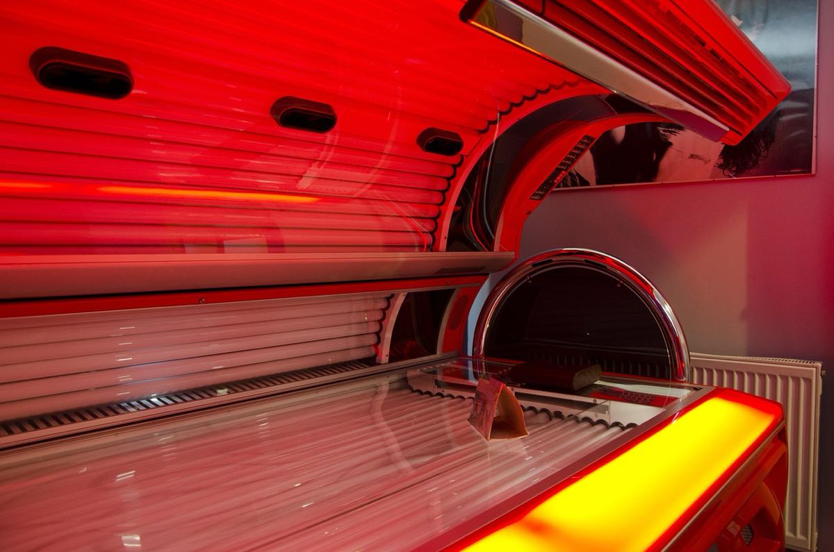 Un appareil de bronzage ouvert dans un centre. Image : dorianrochowski / Pixabay
