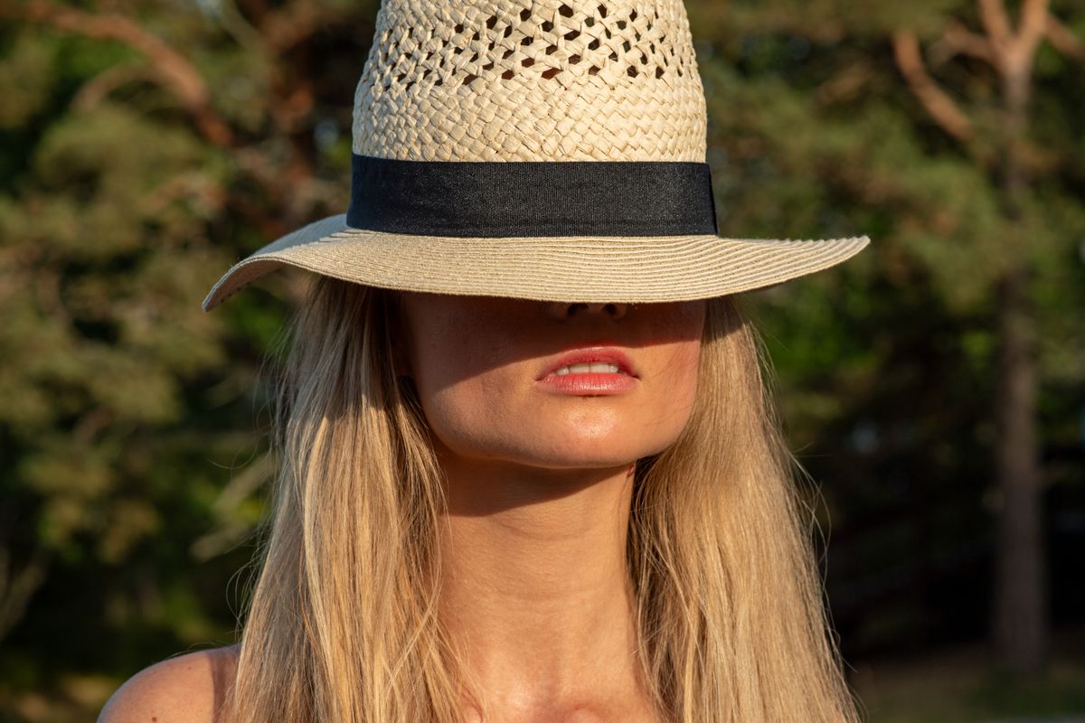 Chapeau a bord large projetant une ombre sur le visage