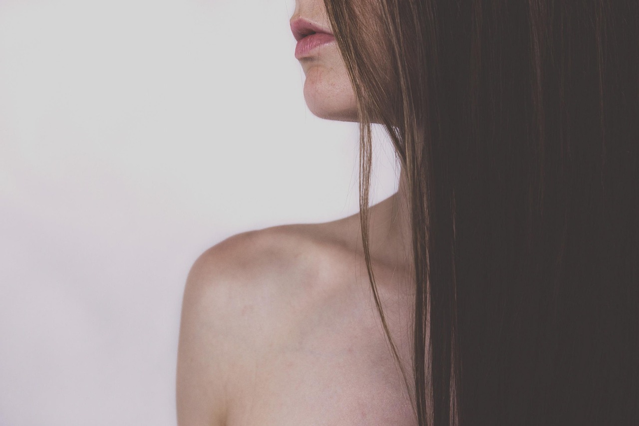 Epaule nue, peau claire, fond neutre