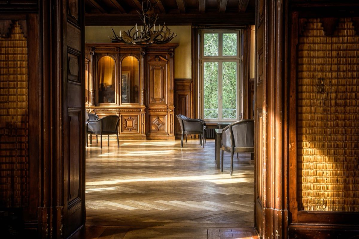 Lumiere du soleil traversant une fenetre et se posant sur un parquet