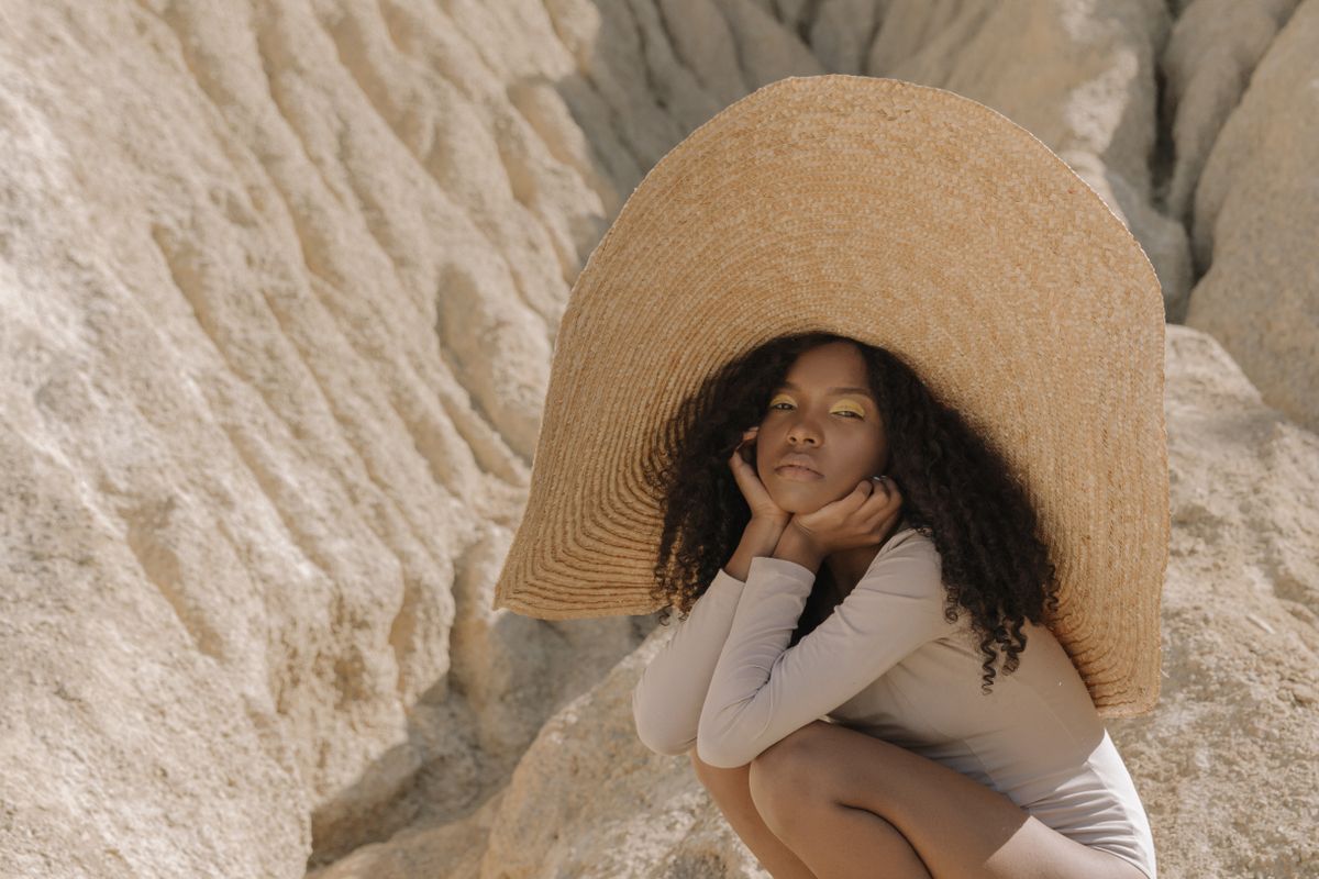 Chapeau à très large bord projetant une ombre sur tout le visage