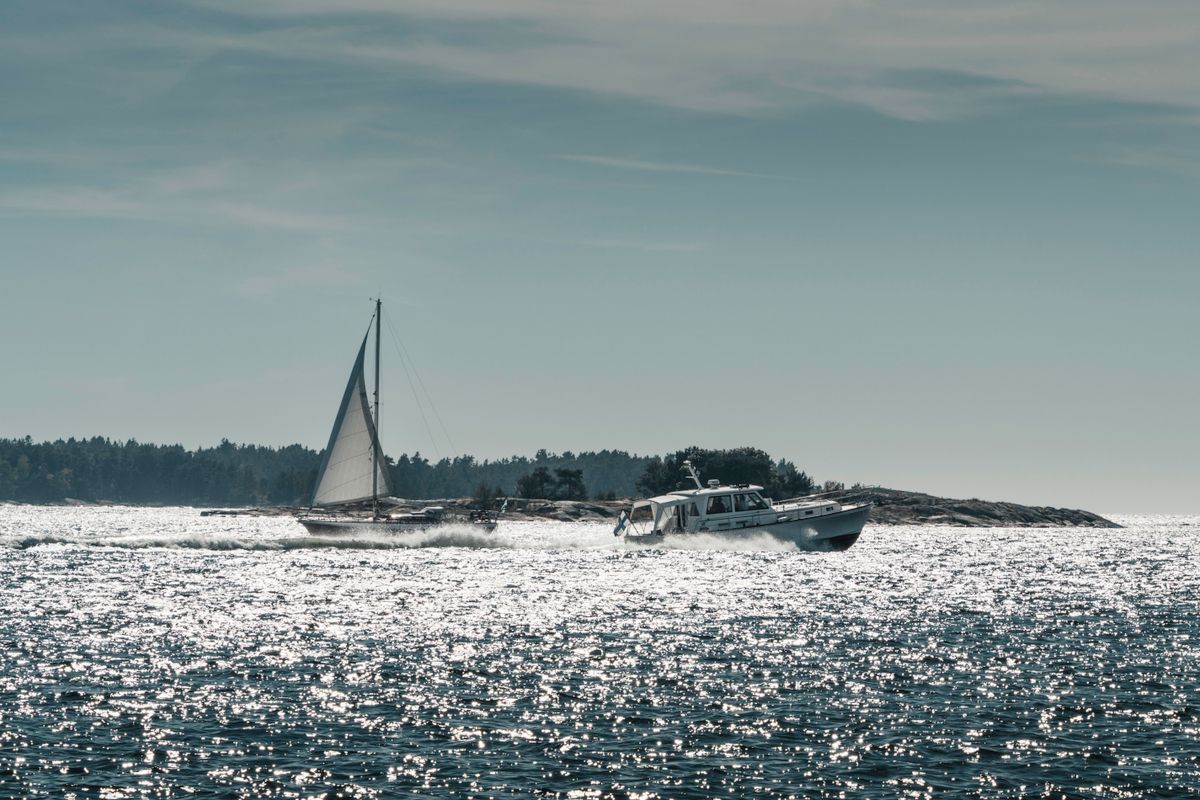 Reflets du soleil sur la mer, rayonnement renvoyé vers le bas du visage
