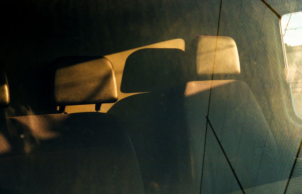 Banquette arrière d'une voiture éclairée par le soleil à travers la vitre latérale