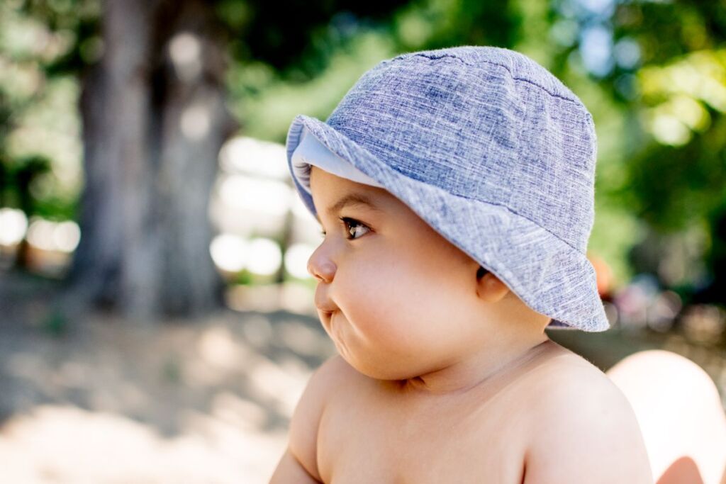 Bébé portant un chapeau à bord souple en extérieur