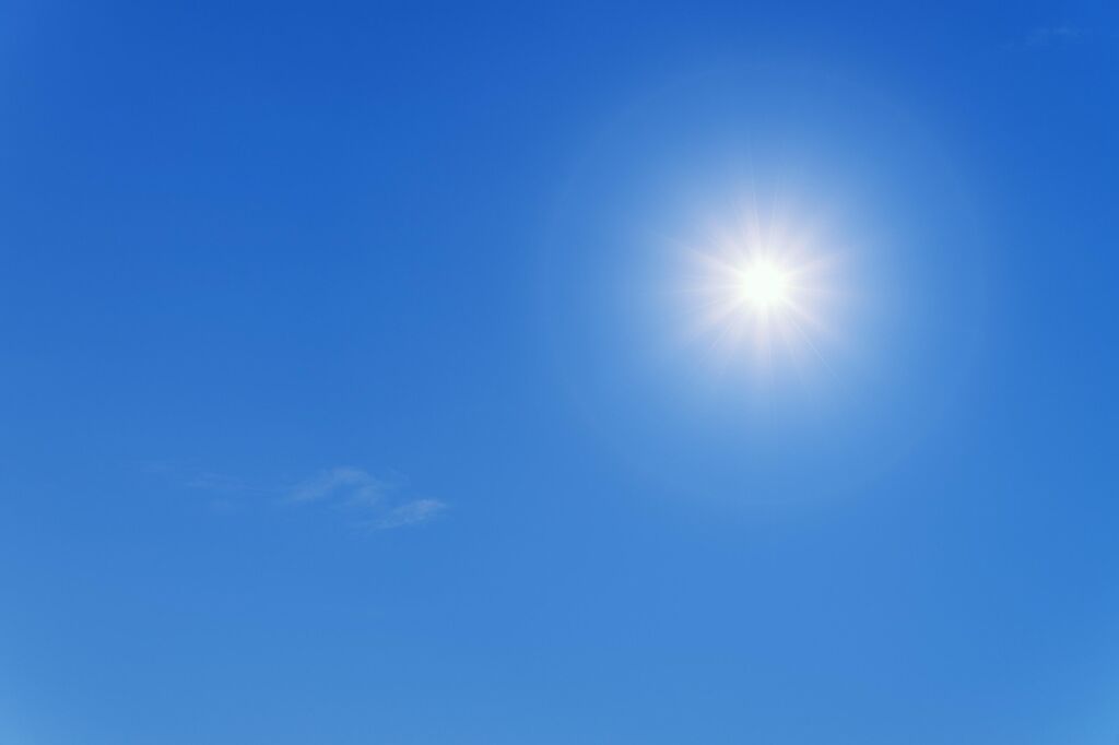 Soleil d'été au zénith dans un ciel bleu dégagé