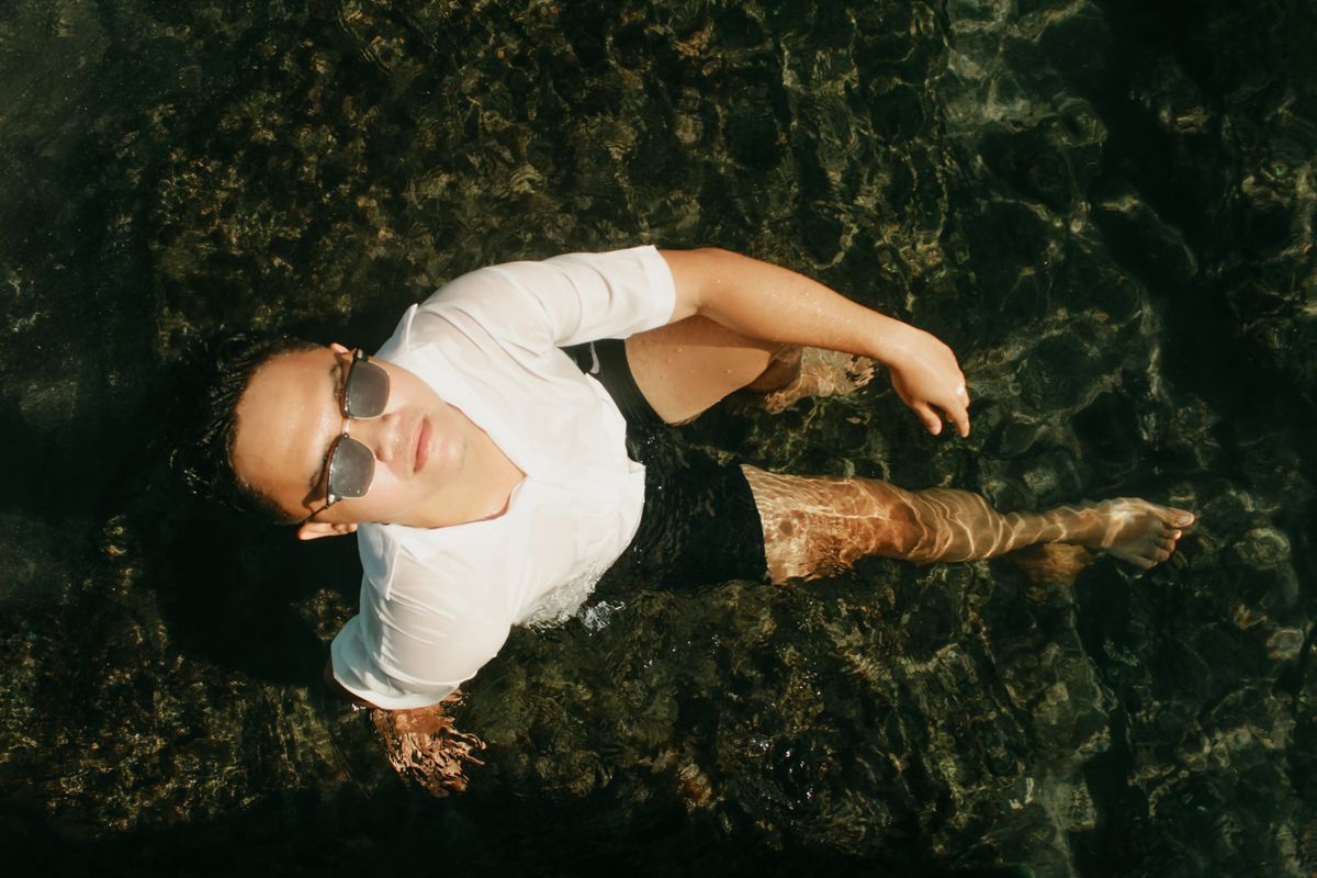 Personne en tee-shirt dans l eau, tatouage visible sur la jambe